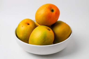 Mangga Gedong Gincu. Majalengka ya da Majalengka 'dan tropik Endonezya Mangoları, Bowl' da Batı Java. Mango Gedong Gincu, mis kokulu ve tatlıdır. Beyaz Arkaplanda İzole Edilmiş Mangolar