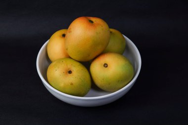 Mangga Gedong Gincu. Majalengka ya da Majalengka 'dan tropik Endonezya Mangoları, Bowl' da Batı Java. Mango Gedong Gincu, mis kokulu ve tatlıdır. Siyah Arkaplanda İzole Edilmiş Mangolar