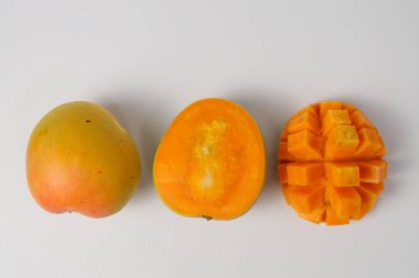 Mangga Gedong Gincu. Majalengka 'dan veya Majalengka' dan tropik Endonezya Mangosu, Batı Java Dilimi, Küp. Mango Gedong Gincu, mis kokulu ve tatlıdır. Mango Beyaz Arkaplanda İzole Edildi