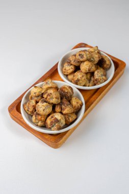 Kue Soes Coklat Kering ya da çikolatalı fırında kremalı börek. Endonezya 'da bayram kutlamaları için popüler geleneksel atıştırmalıklar