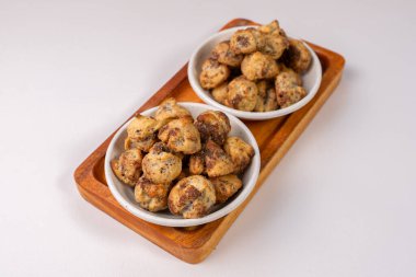 Kue Soes Coklat Kering ya da çikolatalı fırında kremalı börek. Endonezya 'da bayram kutlamaları için popüler geleneksel atıştırmalıklar. Kapat.