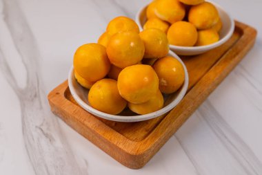 Kue Nastar ya da Nastar kurabiyelerini kapat. Endonezya bayramı atıştırmalığı (kue lebaran). Nastar kurabiyeleri bayram kutlamalarının en popüler geleneksel tatlılarından biridir.