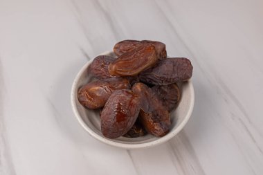 Lezzetli Kurma 'yı kapat ya da kurutulmuş hurma meyvelerini kaseye koy. Havan Yemeği. Ramazan yemeği. Ramazan boyunca popüler