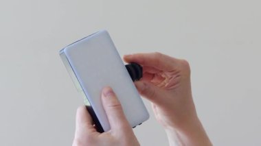 Kadınların elleri LED ışığını fotoğrafçılık için adaptörle ayarlıyor