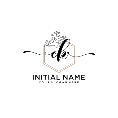Geometrik Çerçeve ile El Yazısı: Çiçek Baş Logosu CK