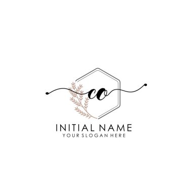 Botanik ve Minimalist Tasarımlı El Yazısıyla CO İlk Logosu