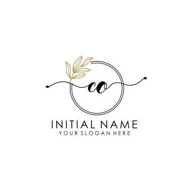 Botanik ve Minimalist Tasarımlı El Yazısıyla CO İlk Logosu