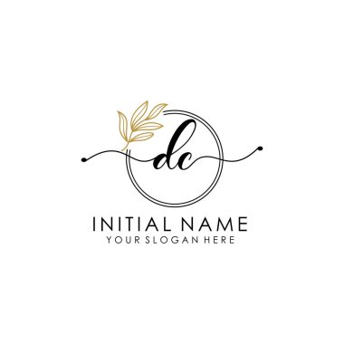 Botanik ve Minimalist Tasarımlı El Yazısıyla DC İlk Logosu