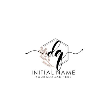 Botanik ve Minimalist Tasarımlı El Yazısıyla DQ İlk Logo