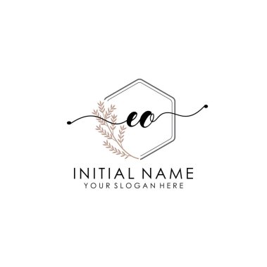 Botanik ve Minimalist Tasarımlı El Yazısıyla EO İlk Logosu