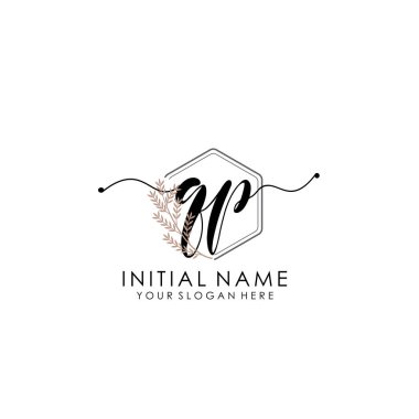 Botanik ve Minimalist Tasarımlı El Yazısıyla QP İlk Logosu