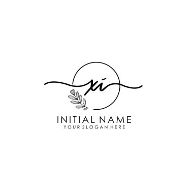 Botanik ve Minimalist Tasarımlı El Yazısıyla XI İlk Logo