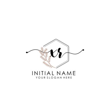 Botanik ve Minimalist Tasarımlı El Yazısıyla XS İlk Logosu