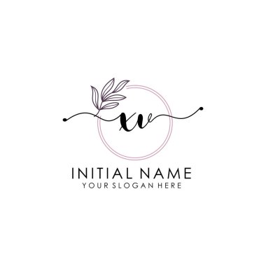 Botanik ve Minimalist Tasarımlı El Yazısıyla XV İlk Logo