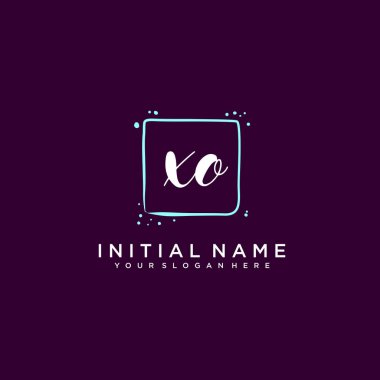 XO Monogram ile Modern Çiçek Baş Logosu