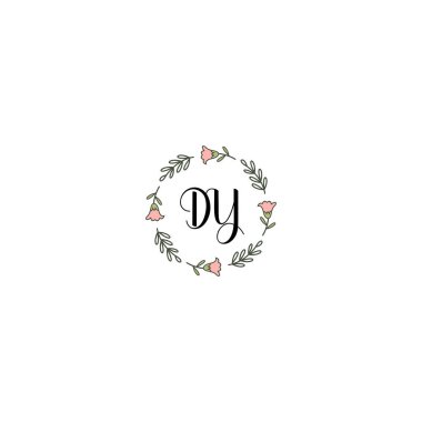 Çiçek Monogramı DY Koleksiyonu Tasarladı