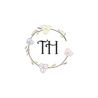 Çiçek Monogramı TH Koleksiyonu Tasarladı