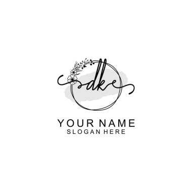 Üzerinde DK harfleri olan Minimalist Çiçek Çemberi Logosu