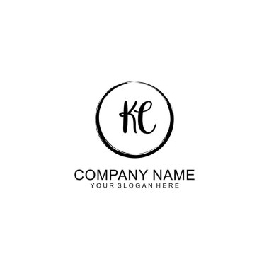 Çember ve Tüy Ögeleriyle El Yazısıyla KC İlk Logosu