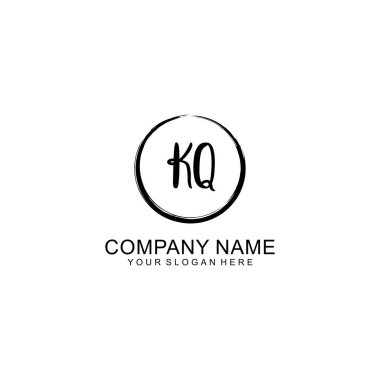 Çember ve Tüy Ögeleriyle El Yazısıyla KQ İlk Logosu