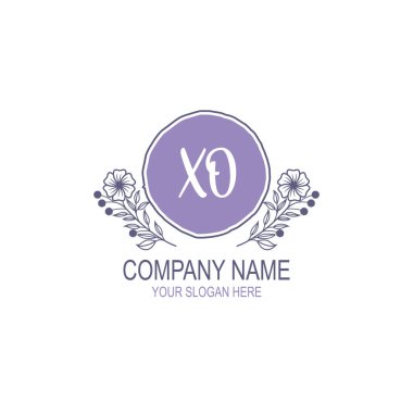 Minimalist El Çizimi XO Çiçek ve El Elementleri ile İlk Logo