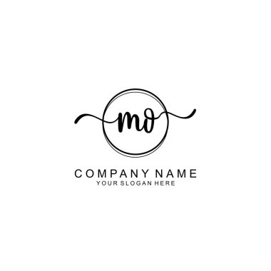 Markalaşma için MO Minimalist El Yazıları Logosu Tasarımı
