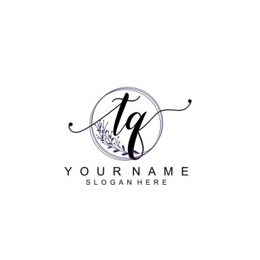 Çiçek ve Fırça Vuruşu Aksanlı TQ El Yazısı Logo Şablonları