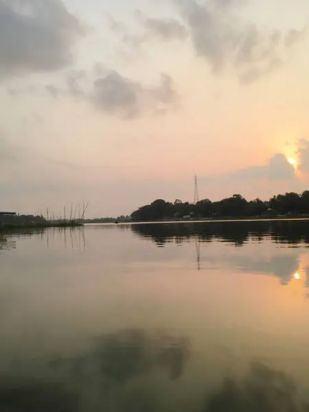 Gölün üzerinde güzel bir gün batımı