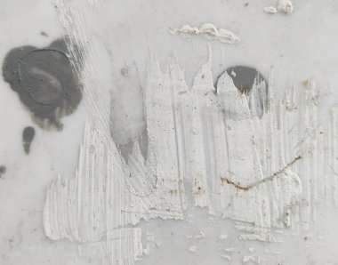 Çatlak boyalı eski beton duvar.