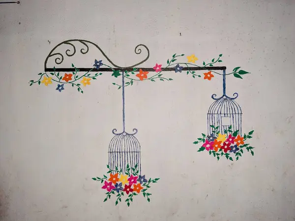 Metal saplı eski ahşap kapı.