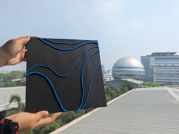 Şehirde mavi ceketli bir adam var.