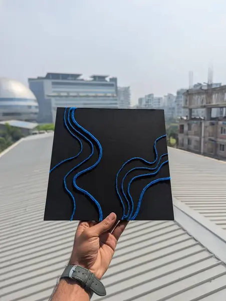 Adamın elinde mavi gökyüzü olan bir çatı var.