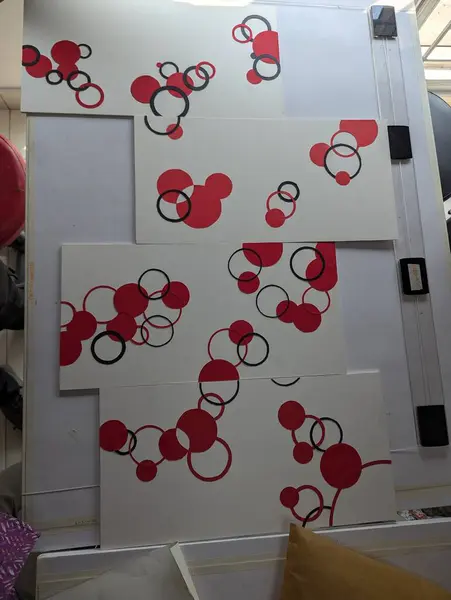 Beyaz, kırmızı ve siyah bir resmin yakın plan çekimi.