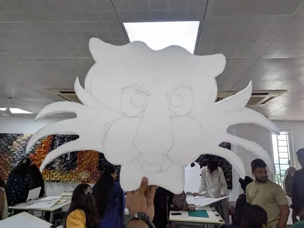 Beyaz tişörtlü genç bir kadın ve bir evin çatısında sırt çantalı siyah bir elbise.