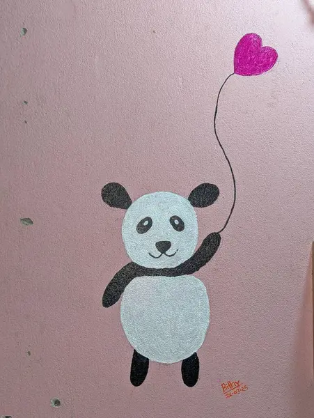 Pembe arka planı olan küçük bir ayı.