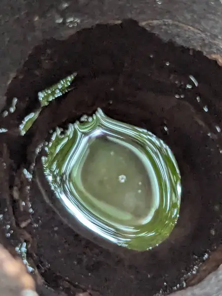 Tahta bir fıçıya yakın.