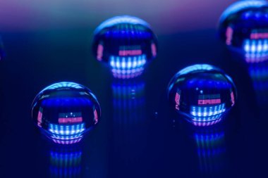 Parlayan su topları ile soyut arkaplan