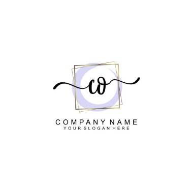 Zarif Çerçeve Elementleri ile Kadın El Yazısı CO logosu