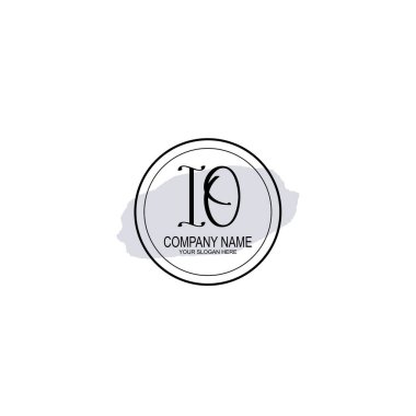 Çiçek ve Minimalist Dokunuşlu Zarif IO El Yazısı Logosu