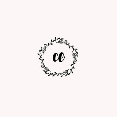 El yazısıyla yazılmış zarif çiçek monogramı logosu CE