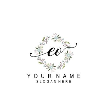 EO Monogramlı Zarif Çiçek Baş Logosu Tasarımı