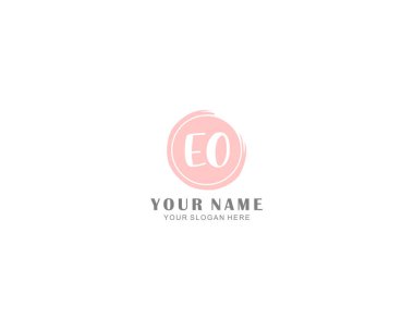 Çiçek ve Minimalist Elementlerle EO El Yazısı Logosu
