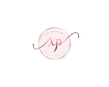 Çiçek ve Minimalist Elementlerle XP El Yazısı Logosu