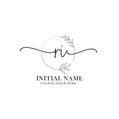 Üzerinde RI harfleri olan Çiçek Monogram Logoları