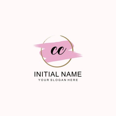 Sanatsal Fırça Aksanlı CC Modern El Yazısı Logosu