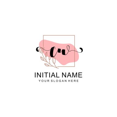 Sanatsal Fırça Aksanlı CW Modern El Yazısı Logosu