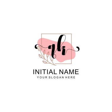 Sanatsal Fırça Aksanlı QK Modern El Yazısı Logosu