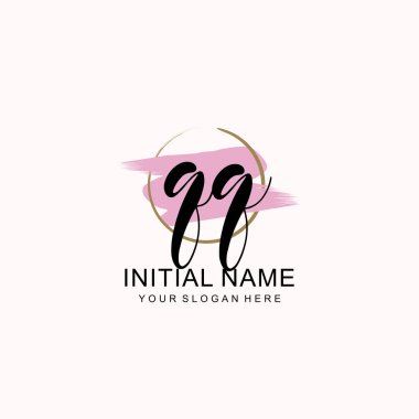 Sanatsal Fırça Aksanlı QQ Modern El Yazısı Logosu