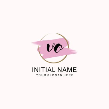 Sanatsal Fırça Aksanlı VO Modern El Yazısı Logosu