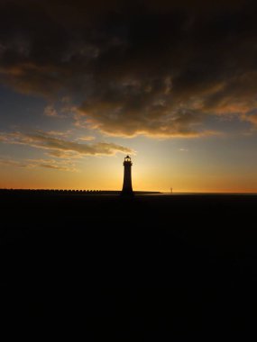 Denizin üzerinde güzel bir gün batımı